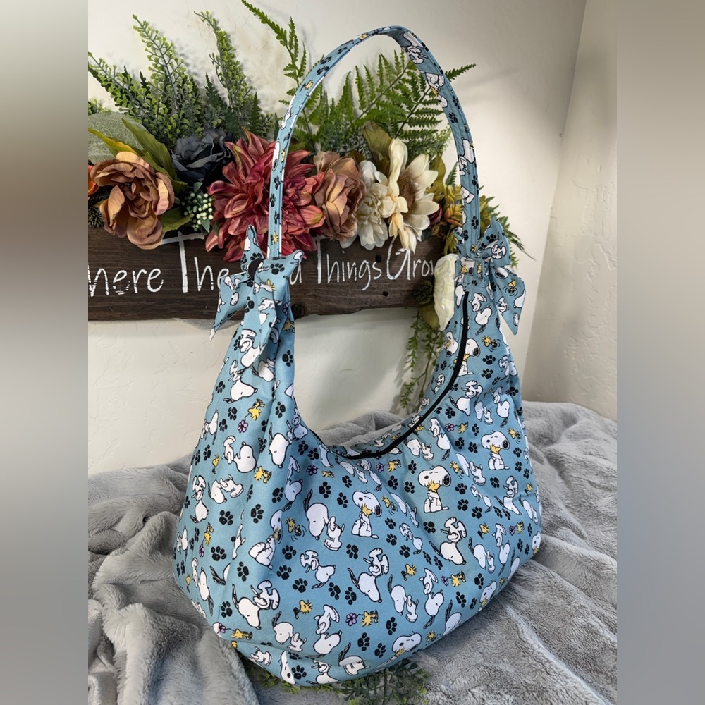 Charming Blue Snoopy Women's Hobo Bag